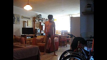 Desnudo, meada y masturbaci&oacute_n